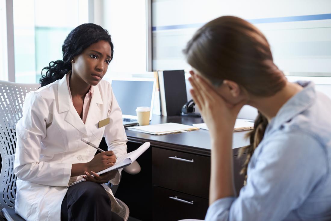 Wanita dengan kemurungan yang ringan bercakap dengan seorang doktor
