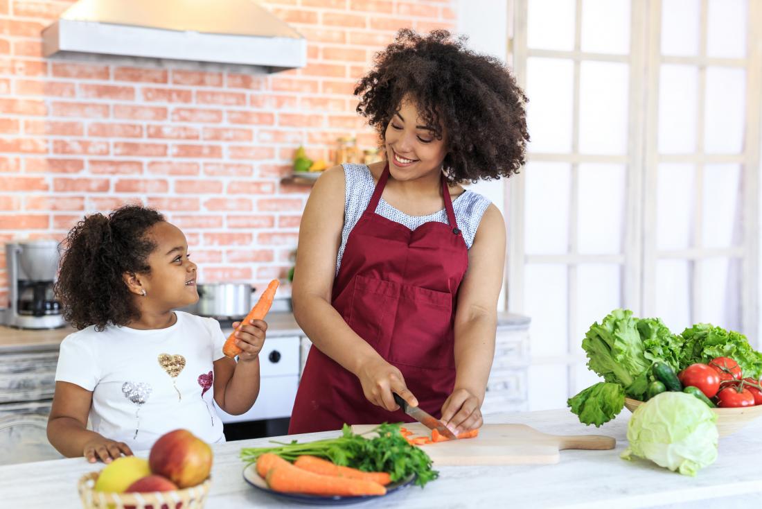 ibu dan anak perempuan menyediakan sayur-sayuran