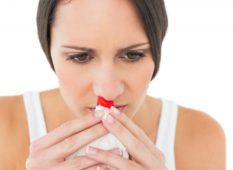 Apa yang menyebabkan hidung berdarah waktu malam?