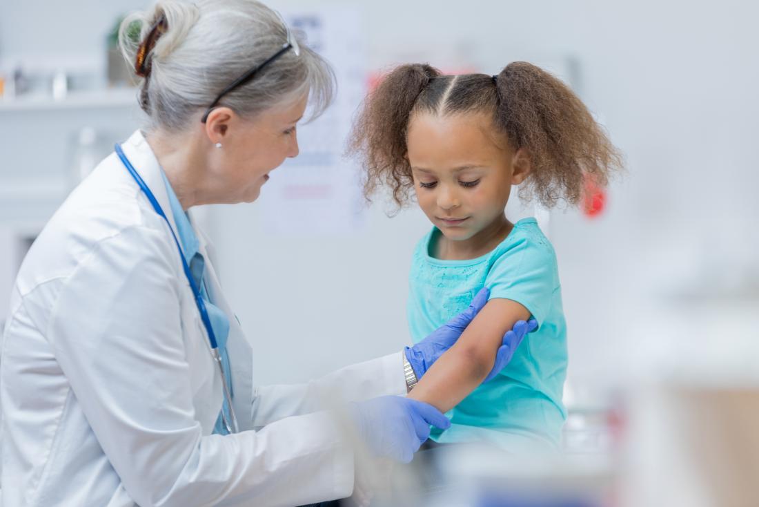 Kanak-kanak yang mempunyai lengan diperiksa oleh doktor.