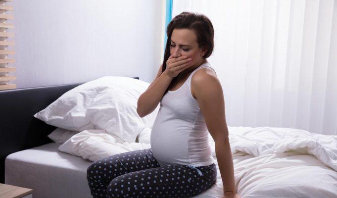 Wanita hamil dengan sakit pagi yang melampau yang mungkin menjadi tanda anak perempuan