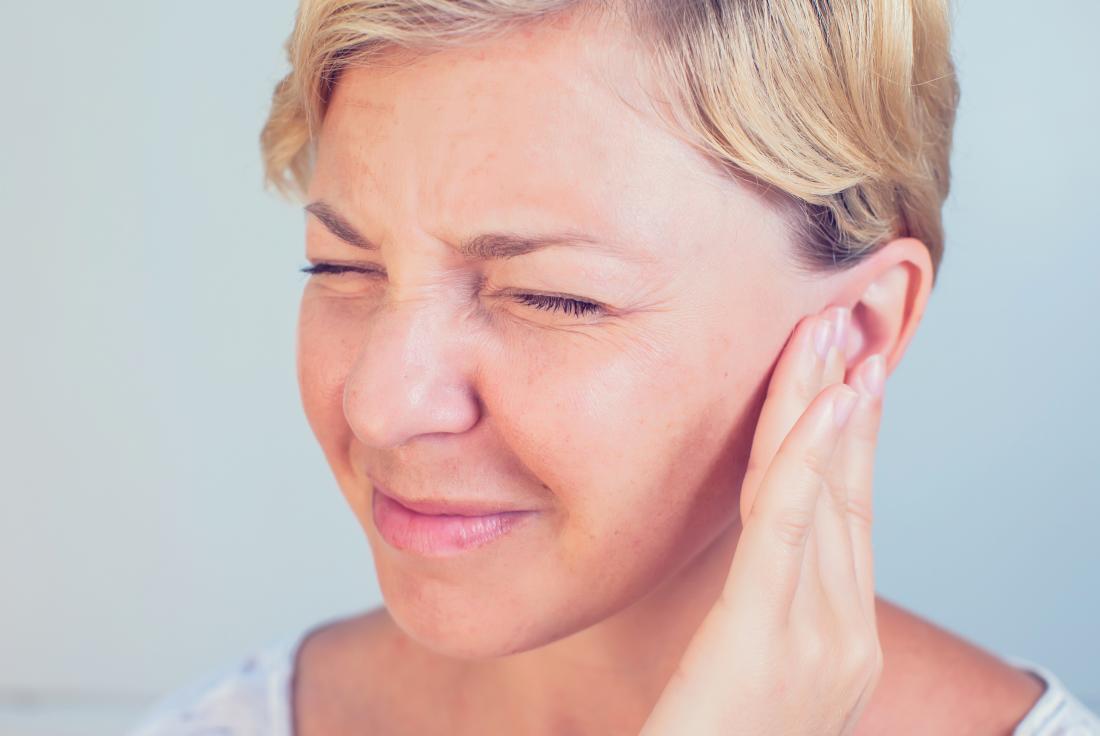 Wanita dengan kesakitan di telinganya disebabkan oleh jangkitan