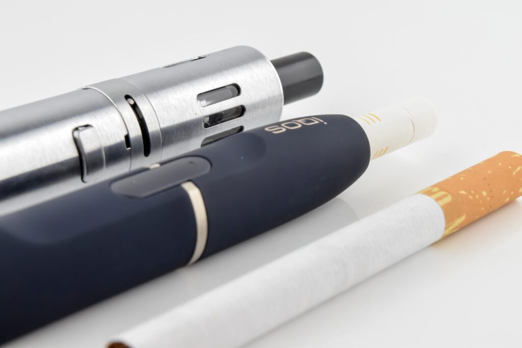 E-rokok mungkin kurang berbahaya daripada tembakau untuk perokok sedia ada, tetapi ia mungkin membawa bahaya sendiri.
