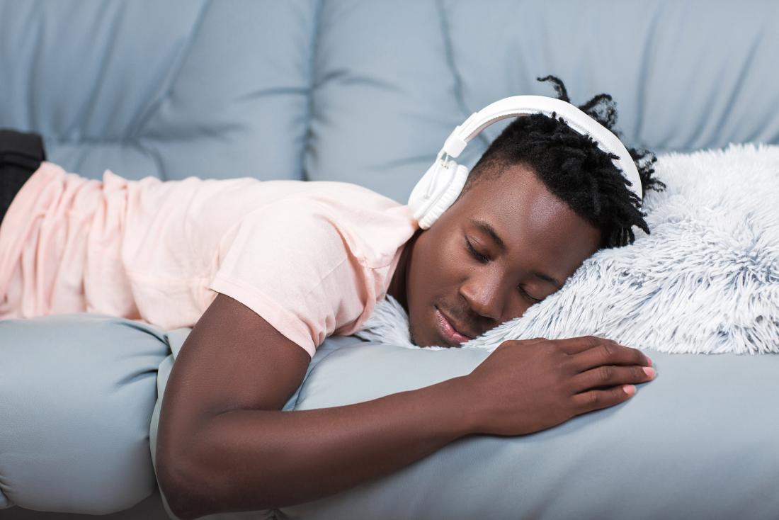 Lelaki mendengar muzik sambil tidur