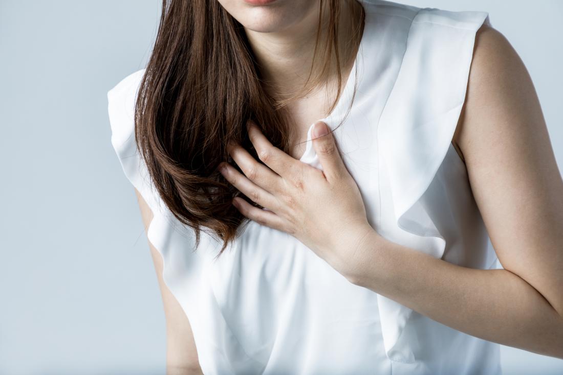 wanita muda memegang dadanya diserang sakit jantung