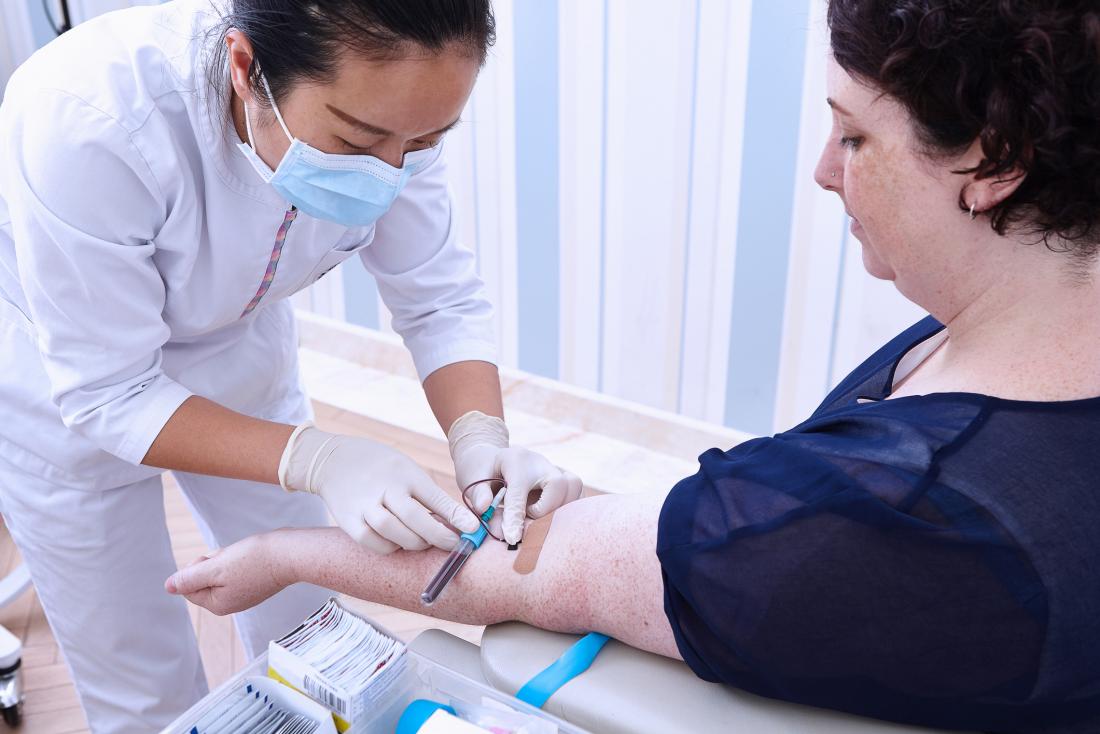 Wanita yang mempunyai sampel darah diambil dari lengan untuk ujian