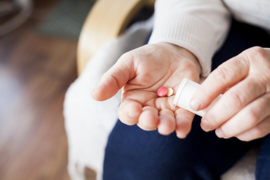 wanita menuang pil dari ubat preskripsi ubat ke sawit