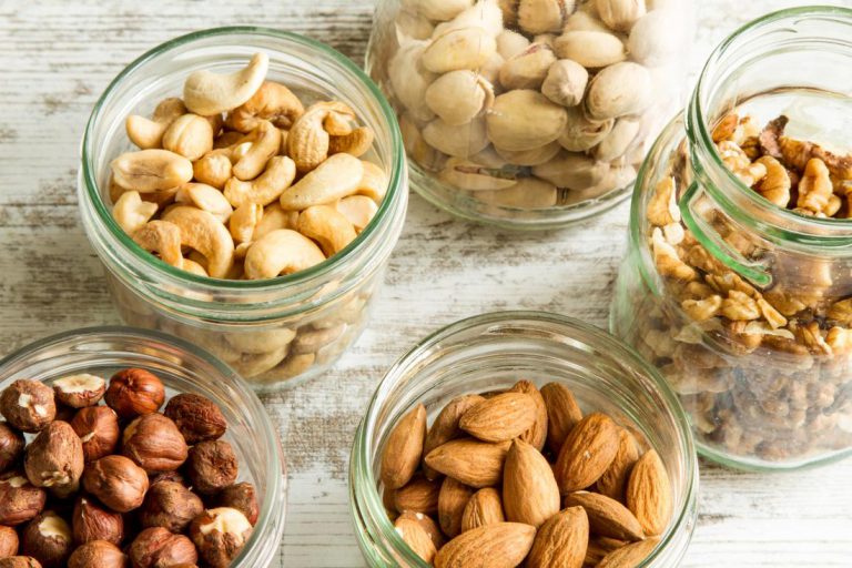 Makanan membakar lemak cashews, badam, hazelnuts, pistachios dan walnut.