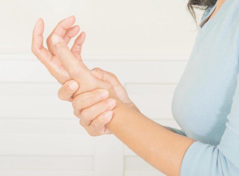 Apa yang boleh menyebabkan kesakitan di tangan atau pergelangan tangan?