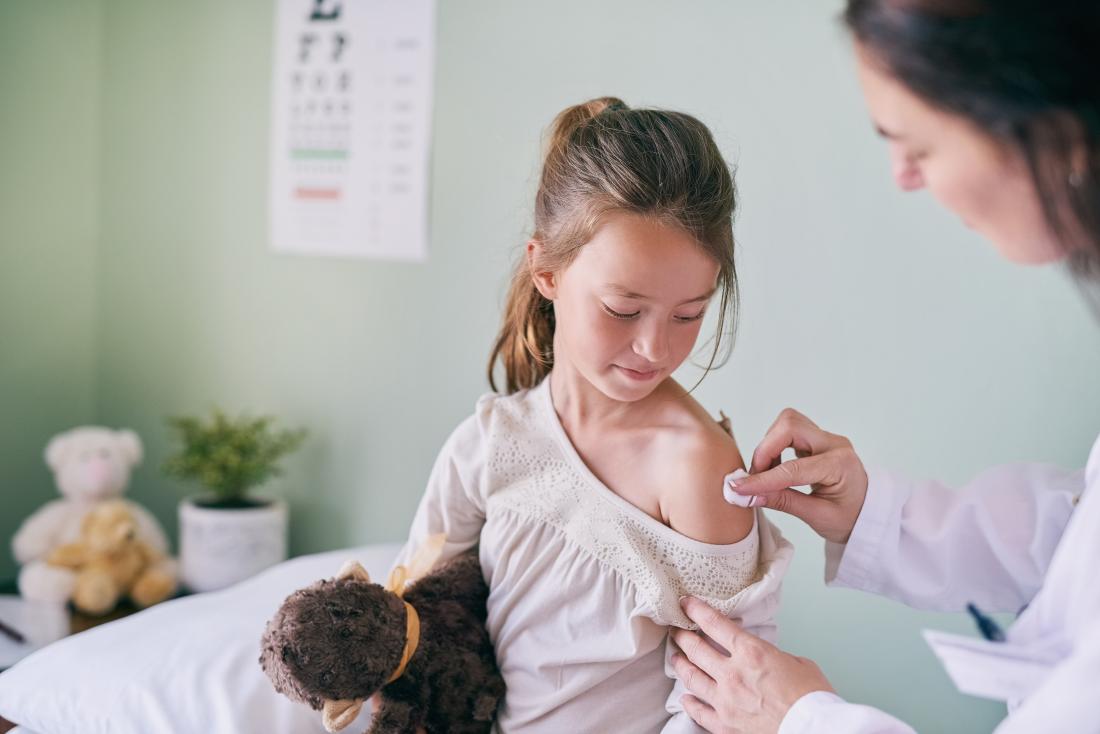 Kanak-kanak diberi vaksin