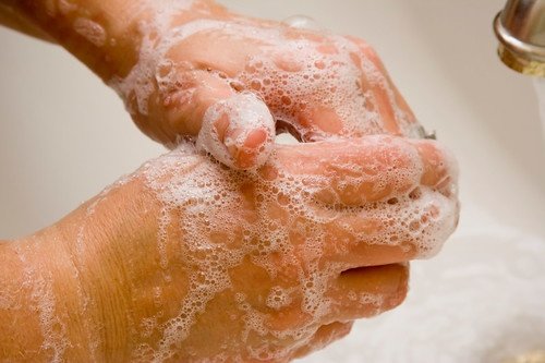 mencuci tangan untuk mengelakkan diri daripada kuman