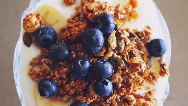 satu mangkuk oatmeal yang salah satu makanan sarapan pagi terbaik untuk penurunan berat badan