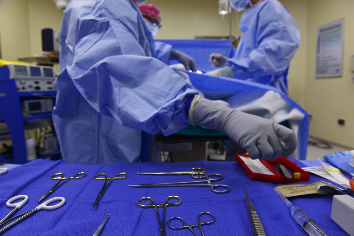 seorang wanita yang sedang membuat pembedahan Katarak