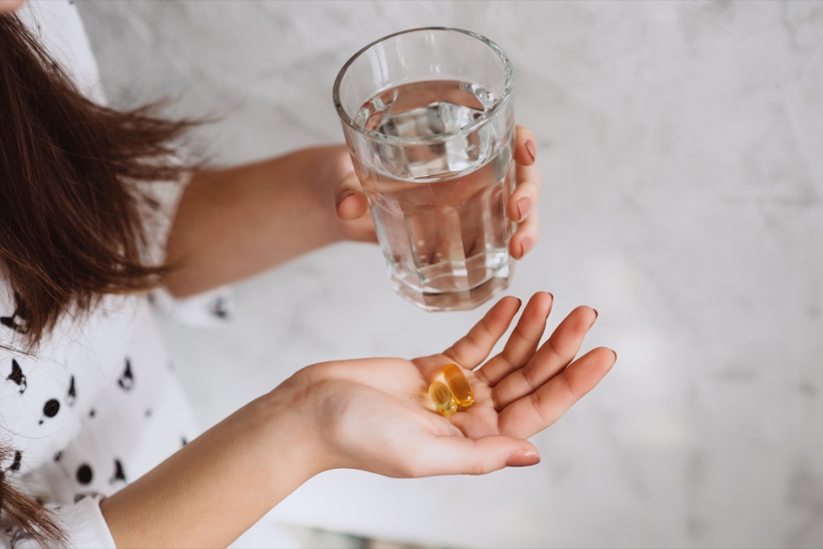 wanita yang mengambil suplemen vitamin d dengan air untuk imunisasi