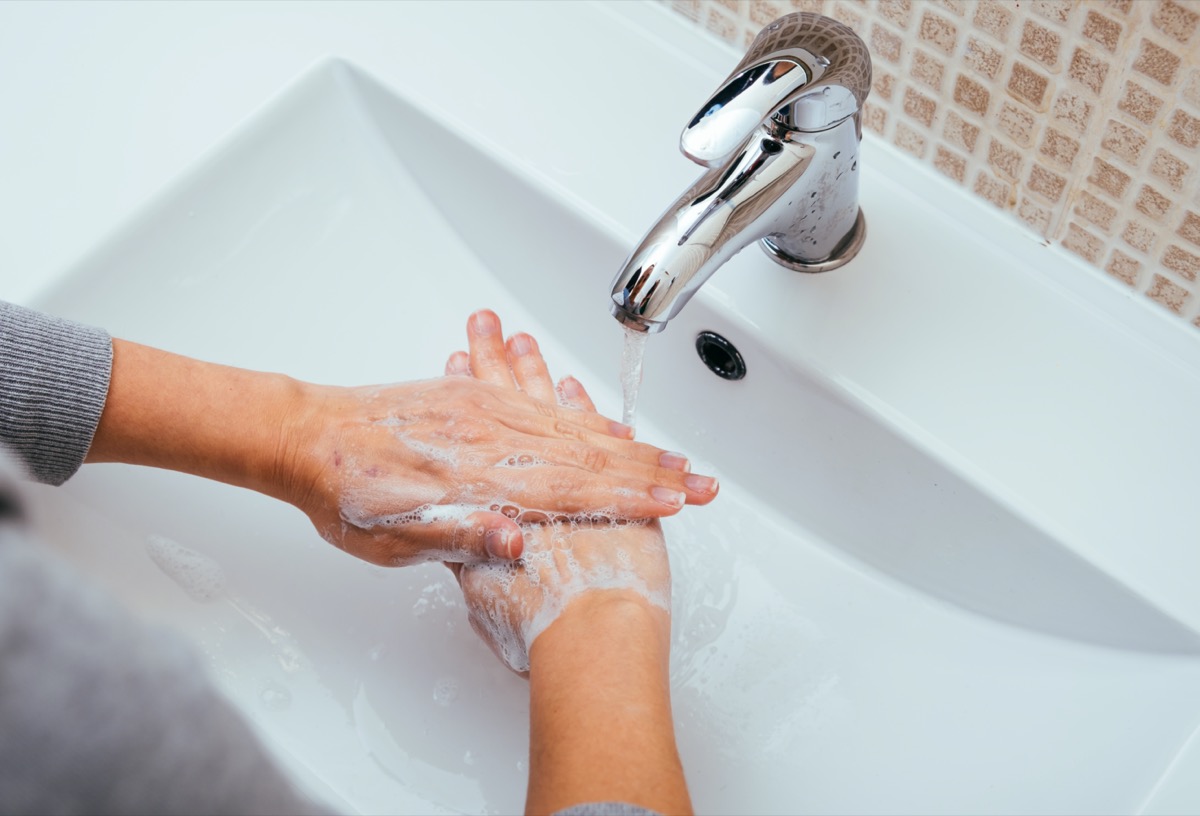 Kebal covid-19: Wanita mencuci tangannya dengan sabun dan air di bilik mandi rumah